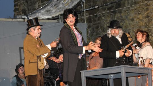 2015 gab es „Macheath oder zwischen Petticoat und Galgenstrick“, eine Adaption der „Beggar‘s Opera“ von John Gay, dem deutschen 2015 gab es „Macheath oder zwischen Petticoat und Galgenstrick“, eine Adaption der „Beggar‘s Opera“ von John Gay, dem deutschen