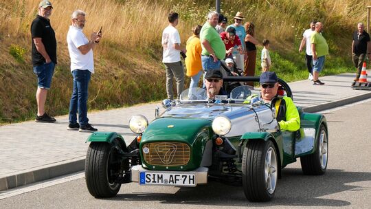 Der Caterham Seven zeigt, dass auch puristische Sportwagen ihren Platz im Teilnehmerfeld der Hunsrück Classic haben. Der Caterham Seven zeigt, dass auch puristische Sportwagen ihren Platz im Teilnehmerfeld der Hunsrück Classic haben.