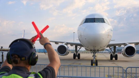 Auf dem Flughafen Hahn wird ein Flugzeug abgefertigt. Mitte Juli hatte ein Pilot eine Sicherheitslandung auf dem Hunsrück-Airpor Auf dem Flughafen Hahn wird ein Flugzeug abgefertigt. Mitte Juli hatte ein Pilot eine Sicherheitslandung auf dem Hunsrück-Airpor
