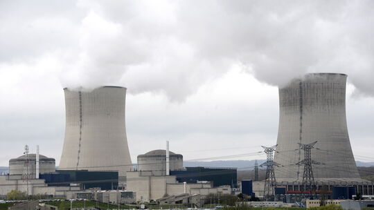 Das Atomkraftwerk Cattenom in Frankreich steht nicht weit von der Landesgrenze zu Deutschland und somit zu Rheinland-Pfalz entfe Das Atomkraftwerk Cattenom in Frankreich steht nicht weit von der Landesgrenze zu Deutschland und somit zu Rheinland-Pfalz entfe