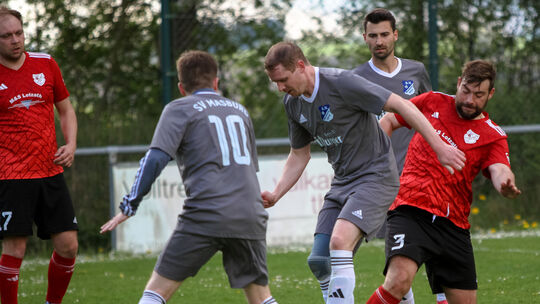 Zum Eifel-Derby in der C Staffel 12 zwischen der SSG Lutzerather Höhe (rechts mit Sebastian Beth) und dem SV Masburg II (von lin Zum Eifel-Derby in der C Staffel 12 zwischen der SSG Lutzerather Höhe (rechts mit Sebastian Beth) und dem SV Masburg II (von lin