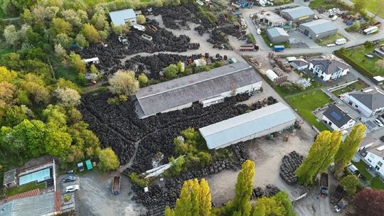 Ein paar Hunderttausend Reifen lagern am Ortsrand von Thalheim. Die Anlieger sind besorgt. Ein paar Hunderttausend Reifen lagern am Ortsrand von Thalheim. Die Anlieger sind besorgt.