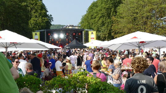 So sah es im Jahr 2025 im Kurpark zu „Typisch Kölsch“ aus. Das Organisationsteam ist sicher, dass es in diesem Jahr auf dem Apol So sah es im Jahr 2025 im Kurpark zu „Typisch Kölsch“ aus. Das Organisationsteam ist sicher, dass es in diesem Jahr auf dem Apol