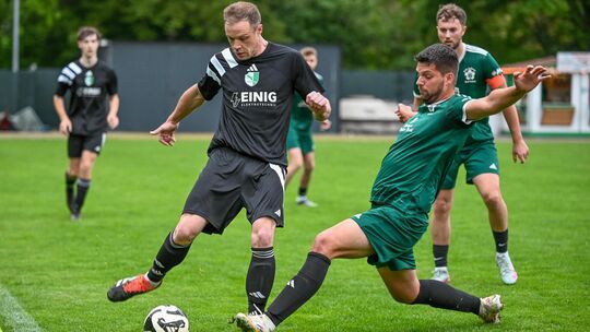 Der VfR Bad Salzig (in Grün, im Zweikampf mit Maxi Bach) und der SV Müden (am Ball Christopher Klering) dürften wie in der Vorsa Der VfR Bad Salzig (in Grün, im Zweikampf mit Maxi Bach) und der SV Müden (am Ball Christopher Klering) dürften wie in der Vorsa