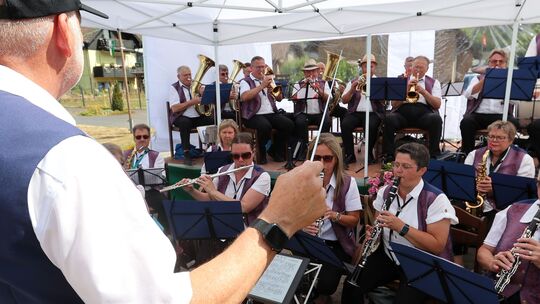 Der MV Harmonie Kurtscheid sorgte beim Frühschoppen für beste Laune. Der MV Harmonie Kurtscheid sorgte beim Frühschoppen für beste Laune.