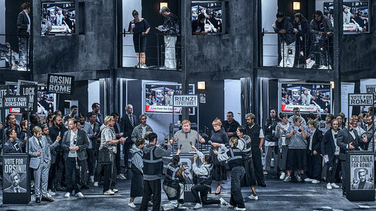 Im dystopischen Rom der Bayreuther „Rienzi“-Produktion herrschen Populismus und soziale Netzwerke in Betonburgen. Im dystopischen Rom der Bayreuther „Rienzi“-Produktion herrschen Populismus und soziale Netzwerke in Betonburgen.