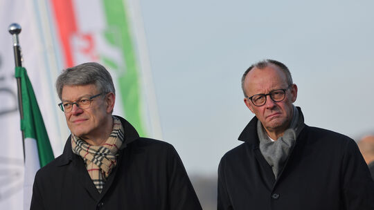 Eiszeit: Bundeskanzler Friedrich Merz (CDU, rechts) wird für seinen Umgang mit Patrick Schnieder kritisiert. Besonders in Schnie Eiszeit: Bundeskanzler Friedrich Merz (CDU, rechts) wird für seinen Umgang mit Patrick Schnieder kritisiert. Besonders in Schnie