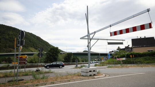Die mobile Höhenbegrenzung an der Moselbrücke zwischen Löf und Alken wurde schon mehrmals von Fahrzeugen umgenietet. Trotzdem wi Die mobile Höhenbegrenzung an der Moselbrücke zwischen Löf und Alken wurde schon mehrmals von Fahrzeugen umgenietet. Trotzdem wi