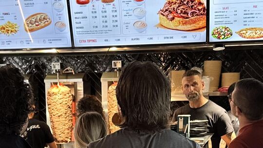 Nach drei Jahren sind die Montabaurer ganz ausgehungert nach Cenan Ergüzels Döner. Das Gebäude mit dem Kebap-Restaurant am Klein Nach drei Jahren sind die Montabaurer ganz ausgehungert nach Cenan Ergüzels Döner. Das Gebäude mit dem Kebap-Restaurant am Klein