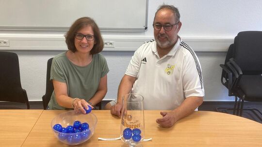 Glückliches Händchen: Sportredakteurin Tina Paare zog unter den Augen von Staffelleiter Udo Marx die Achtelfinalpartien des Krei Glückliches Händchen: Sportredakteurin Tina Paare zog unter den Augen von Staffelleiter Udo Marx die Achtelfinalpartien des Krei