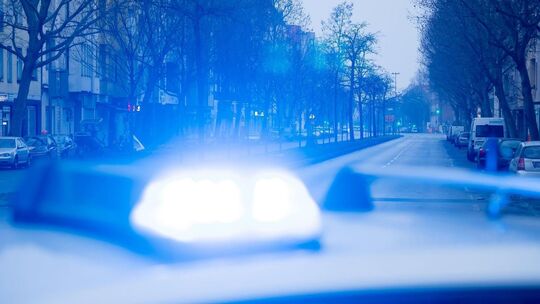 Bei einem Unfall zwischen einem Radfahrer und drei Fußgängern wurden alle Personen verletzt, davon eine Fußgängerin schwer. Bei einem Unfall zwischen einem Radfahrer und drei Fußgängern wurden alle Personen verletzt, davon eine Fußgängerin schwer.