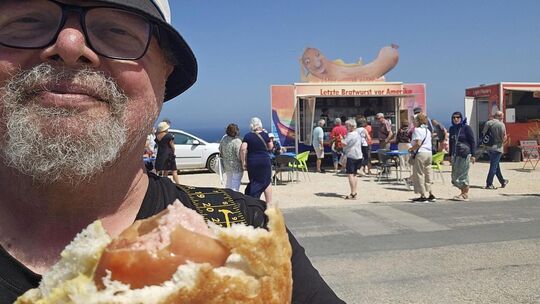 Etwa zwölf Tage dauerte es, bis Jörg Wenzel an der "Letzten Bratwurst vor Amerika" ankam. Etwa zwölf Tage dauerte es, bis Jörg Wenzel an der "Letzten Bratwurst vor Amerika" ankam.