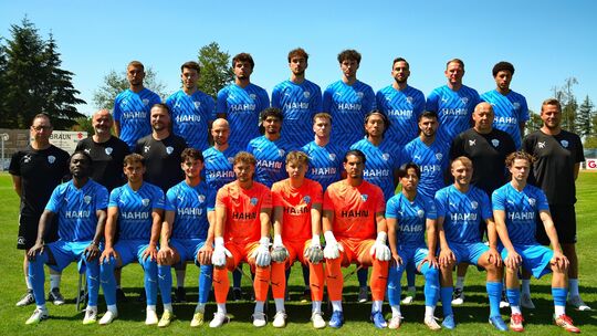 Mit diesem Aufgebot geht der FC Emmelshausen-Karbach in die Oberliga-Saison 2026/27: (hintere Reihe, von links) Dustin Zahnen, J Mit diesem Aufgebot geht der FC Emmelshausen-Karbach in die Oberliga-Saison 2026/27: (hintere Reihe, von links) Dustin Zahnen, J