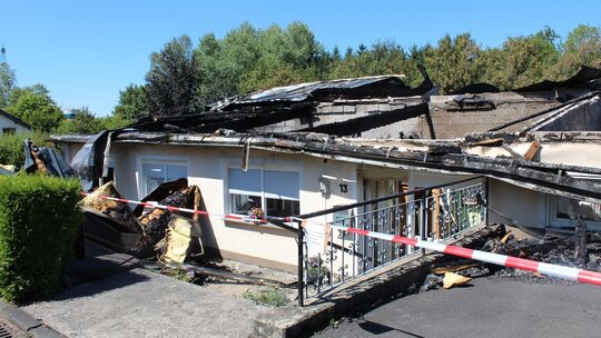 Auf den ersten Blick sind die Gewerbehalle und die Wohnung im Köttinger Weg nach dem Brand nur noch eine Ruine. Auf den ersten Blick sind die Gewerbehalle und die Wohnung im Köttinger Weg nach dem Brand nur noch eine Ruine.
