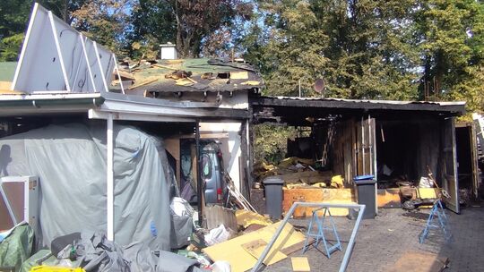 Am Sonntag war der beschädigte Bungalow in der Heidestraße in Diez weitgehend verlassen. Der Eigentümer scheint aber fest entsch Am Sonntag war der beschädigte Bungalow in der Heidestraße in Diez weitgehend verlassen. Der Eigentümer scheint aber fest entsch