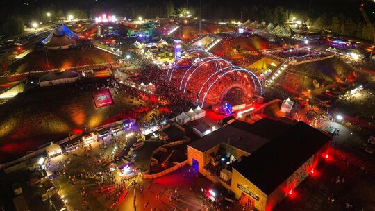 So sehen Zigtausende Raver vor der Hauptbühne der Nature One aus luftiger Drohnenperspektive aus: Die Nature One geizte auch in So sehen Zigtausende Raver vor der Hauptbühne der Nature One aus luftiger Drohnenperspektive aus: Die Nature One geizte auch in