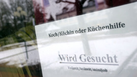 Besonders in der Gastronomie gibt es viele Minijobs. Einst galten sie als Sprungbrett in den Arbeitsmarkt, doch oft werden sie z Besonders in der Gastronomie gibt es viele Minijobs. Einst galten sie als Sprungbrett in den Arbeitsmarkt, doch oft werden sie z