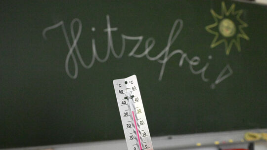 33 Grad werden auf einem Thermometer in einem Klassenzimmer angezeigt. Einheitliche Regeln für Hitzefrei gibt es in Rheinland-Pf 33 Grad werden auf einem Thermometer in einem Klassenzimmer angezeigt. Einheitliche Regeln für Hitzefrei gibt es in Rheinland-Pf