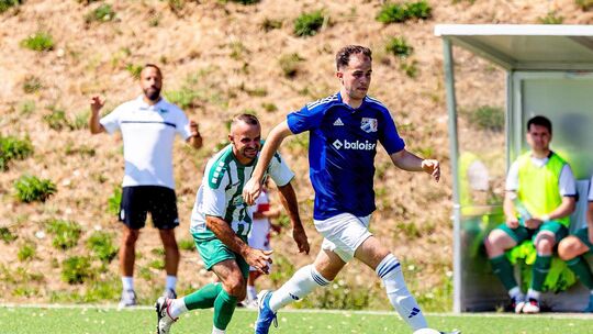Die SG Nörtershausen/Oppenhausen (blaue Trikots, am Ball Florian Speth) muss als Aufsteiger in die Kreisliga A Staffel 4 nur noc Die SG Nörtershausen/Oppenhausen (blaue Trikots, am Ball Florian Speth) muss als Aufsteiger in die Kreisliga A Staffel 4 nur noc