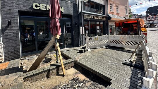 Cenans Kebap-Restaurant musste am Mittwoch wegen Kanalbauarbeiten vor der Tür geschlossen bleiben. Der beliebte Dönergrill am Kl Cenans Kebap-Restaurant musste am Mittwoch wegen Kanalbauarbeiten vor der Tür geschlossen bleiben. Der beliebte Dönergrill am Kl