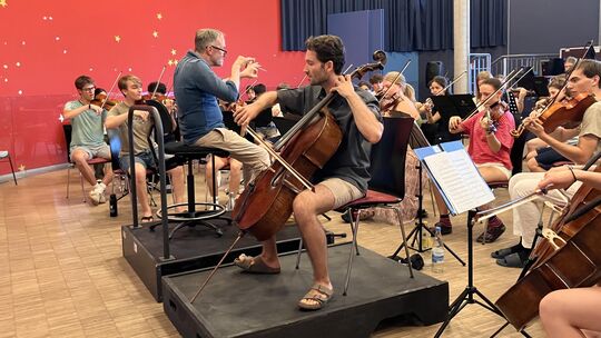 Die Bewältigung von Jacques Offenbachs Cello-Konzert ist eine wahrhaft sportliche Leistung angesichts ihrer Herausforderungen: D Die Bewältigung von Jacques Offenbachs Cello-Konzert ist eine wahrhaft sportliche Leistung angesichts ihrer Herausforderungen: D
