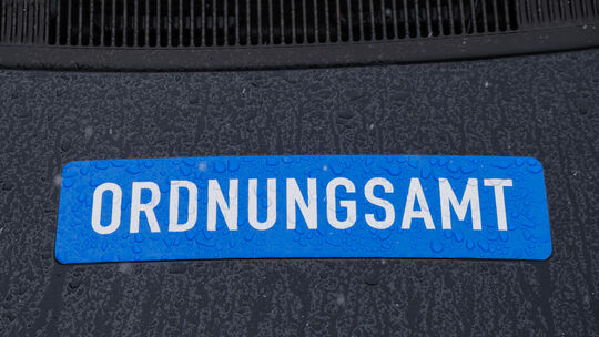 Das Ordnungsamt hatte den Herdorfer laut dem Stadtbürgermeister angeschrieben - die Flaggen seien inzwischen verschwunden. Das Ordnungsamt hatte den Herdorfer laut dem Stadtbürgermeister angeschrieben - die Flaggen seien inzwischen verschwunden.