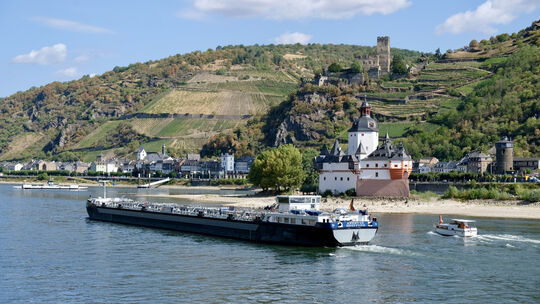 Güterschiffe sind momentan nur noch mit rund einem Viertel ihrer maximalen Ladung auf dem Rhein unterwegs. Denn der Pegel bei Ka Güterschiffe sind momentan nur noch mit rund einem Viertel ihrer maximalen Ladung auf dem Rhein unterwegs. Denn der Pegel bei Ka