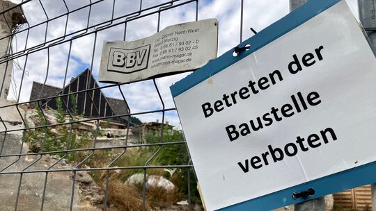 Vor zwei Jahren stürzte in Kröv an der Mosel ein Hotel teilsweise ein, zwei Menschen starben, neun wurden verschüttet. Die Ruine Vor zwei Jahren stürzte in Kröv an der Mosel ein Hotel teilsweise ein, zwei Menschen starben, neun wurden verschüttet. Die Ruine