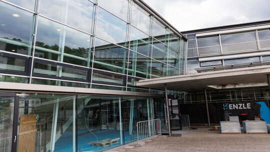 Das Peter-Joerres-Gymnasium befindet sich kurz vor der Fertigstellung. Es soll als Schutz vor der Hitze neue Außenbeschattung be Das Peter-Joerres-Gymnasium befindet sich kurz vor der Fertigstellung. Es soll als Schutz vor der Hitze neue Außenbeschattung be