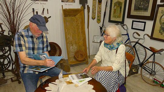 Ulrich und Ruth Eckhoff im Siener Dorfarchiv. Ulrich und Ruth Eckhoff im Siener Dorfarchiv.