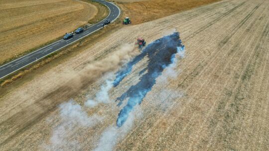 Aus der Luft wird das Ausmaß des Flächenbrandes deutlich: Rund 2000 Quadratmeter eines abgeernteten Feldes zwischen Oberkirn und Aus der Luft wird das Ausmaß des Flächenbrandes deutlich: Rund 2000 Quadratmeter eines abgeernteten Feldes zwischen Oberkirn und