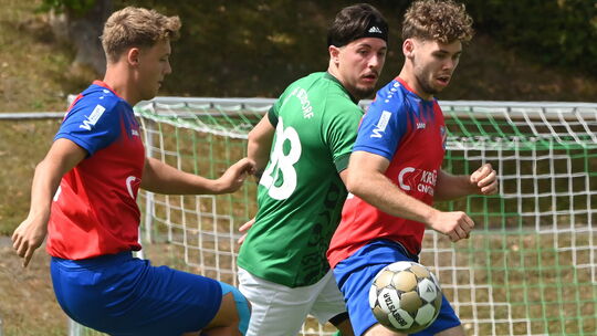 Die Rheinlandliga-Reserve der SG 06 Betzdorf (in Grün) setzte sich knapp gegen den FSV Kroppach (in Blau-Rot) durch. Die Rheinlandliga-Reserve der SG 06 Betzdorf (in Grün) setzte sich knapp gegen den FSV Kroppach (in Blau-Rot) durch.