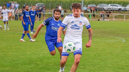 Fabien Rusteberg (in Weiß) erzielte den 2:0-Endstand für seine SG Guckheim/Kölbingen gegen die Sportfreunde Höhr-Grenzhausen (in Fabien Rusteberg (in Weiß) erzielte den 2:0-Endstand für seine SG Guckheim/Kölbingen gegen die Sportfreunde Höhr-Grenzhausen (in