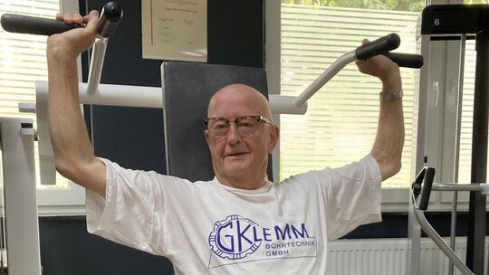 Der 89-Jährige Hans Scholz besucht dreimal die Woche das Fitnessstudio und trainiert hier seine Kondition. Der 89-Jährige Hans Scholz besucht dreimal die Woche das Fitnessstudio und trainiert hier seine Kondition.