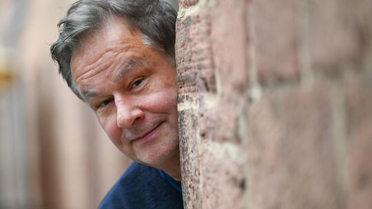 Der Mainzer Musik-Kabarettest Lars Reichow nimmt in seinem aktuellen Bühnenprogramm „Boomerland“ die eigene Generation und ihre Der Mainzer Musik-Kabarettest Lars Reichow nimmt in seinem aktuellen Bühnenprogramm „Boomerland“ die eigene Generation und ihre