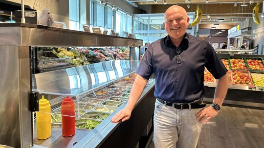 Karl-Heinz Fellenzer hat seinen 1600 Quadratmeter großen Edeka-Markt vor drei Jahren eröffnet. Gerade hat er 100.000 Euro in Mod Karl-Heinz Fellenzer hat seinen 1600 Quadratmeter großen Edeka-Markt vor drei Jahren eröffnet. Gerade hat er 100.000 Euro in Mod