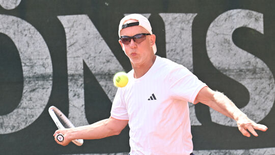 Markus Schmitt holt zur Vorhand aus: Der Lokalmatador des TC Bad Breisig verlor im Finale der 55er-Nebenrunde gegen Klaus Prange Markus Schmitt holt zur Vorhand aus: Der Lokalmatador des TC Bad Breisig verlor im Finale der 55er-Nebenrunde gegen Klaus Prange