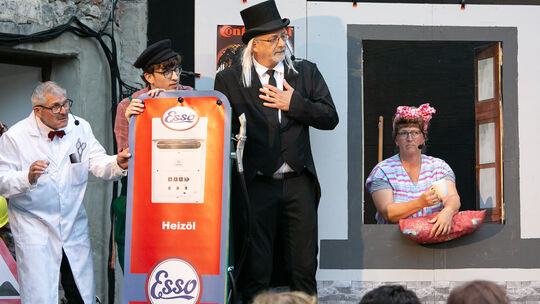 Als Gastpiel bei den Burgfestspielen nimmt eine Polcher Laienschauspieltruppe Mayner Originale mit viel Humor unter die Lupe. Als Gastpiel bei den Burgfestspielen nimmt eine Polcher Laienschauspieltruppe Mayner Originale mit viel Humor unter die Lupe.