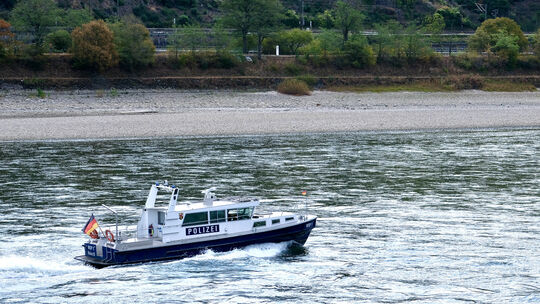 Die Boote der Wasserschutzpolizei können nur noch in der schmalen Fahrrinne operieren – hier bei St. Goar mit Kurs stromaufwärts Die Boote der Wasserschutzpolizei können nur noch in der schmalen Fahrrinne operieren – hier bei St. Goar mit Kurs stromaufwärts