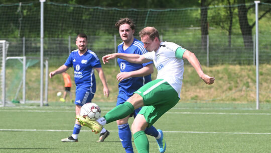 Oberwinters Kapitän Mirco Koll (vorn im Bezirksligaspiel der vergangenen Saison gegen die SG Westum) ist nach dem Abstieg dem Tu Oberwinters Kapitän Mirco Koll (vorn im Bezirksligaspiel der vergangenen Saison gegen die SG Westum) ist nach dem Abstieg dem Tu