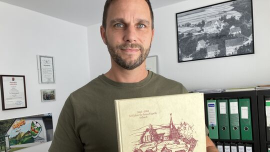 Ortsbürgermeister Matthias Grohs mit dem 1988 von Bruno Osinski und Lothar Radermacher verfassten "Selbacher Heimatbuch". Der ei Ortsbürgermeister Matthias Grohs mit dem 1988 von Bruno Osinski und Lothar Radermacher verfassten "Selbacher Heimatbuch". Der ei