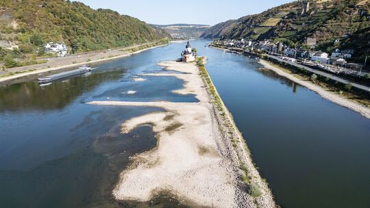 Extremes Niedrigwasser auf dem Rhein lässt an der Festung Pfalzgrafenstein den Grund des Flusses sichtbar werden (Luftaufnahme m Extremes Niedrigwasser auf dem Rhein lässt an der Festung Pfalzgrafenstein den Grund des Flusses sichtbar werden (Luftaufnahme m