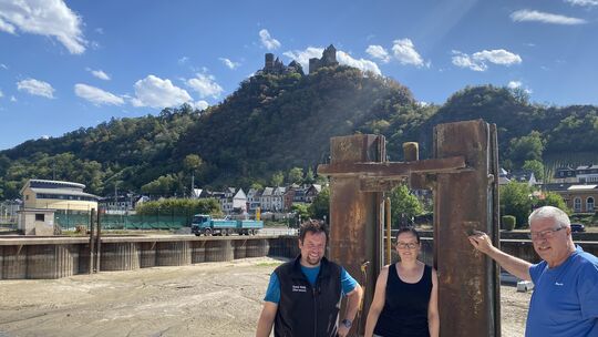 Im Hafenbecken von Sand Kahl in Oberwesel steht das Wasser normalerweise meterhoch. Wegen des Niedrigwassers im Rhein ist es bi Im Hafenbecken von Sand Kahl in Oberwesel steht das Wasser normalerweise meterhoch. Wegen des Niedrigwassers im Rhein ist es bi