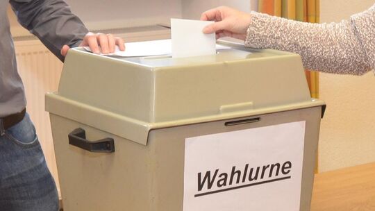In Heilberscheid, hier ein Foto von der Wahlurne dort bei einer früheren Wahl, fällt die Landratswahl mit der Kirmes zusammen. In Heilberscheid, hier ein Foto von der Wahlurne dort bei einer früheren Wahl, fällt die Landratswahl mit der Kirmes zusammen.