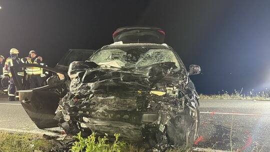 Die Insassen des beteiligten Kombis wurden bei der Kollision schwer verletzt. Die Insassen des beteiligten Kombis wurden bei der Kollision schwer verletzt.