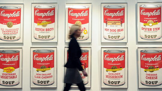 Vom Supermarkt ins Museum: Andy Warhol erhob unter anderen mit seinen „Campbell’s Soup“-Arbeiten das Alltägliche zum Gegenstand Vom Supermarkt ins Museum: Andy Warhol erhob unter anderen mit seinen „Campbell’s Soup“-Arbeiten das Alltägliche zum Gegenstand