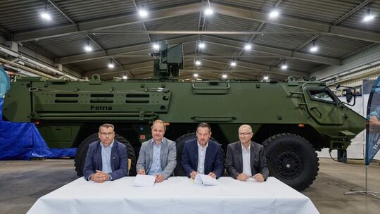 Antti Huuskonen, kaufmännischer Geschäftsführer für das CAVS-Prgramm bei Patria Deutschland (von links), Jussi Järvinen, geschäf Antti Huuskonen, kaufmännischer Geschäftsführer für das CAVS-Prgramm bei Patria Deutschland (von links), Jussi Järvinen, geschäf