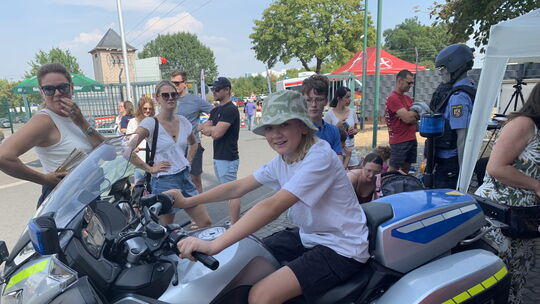 Ein cooles Gefühl, auf einem Polizeimotorrad einmal Probe zu sitzen Ein cooles Gefühl, auf einem Polizeimotorrad einmal Probe zu sitzen