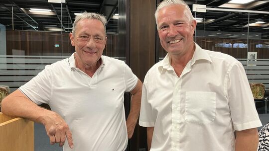 Der vorherige Landrat und jetzige Innenminister Achim Schwickert mit seinem CDU-Parteifreund Klaus Lütkefedder (rechts) am Wahla Der vorherige Landrat und jetzige Innenminister Achim Schwickert mit seinem CDU-Parteifreund Klaus Lütkefedder (rechts) am Wahla
