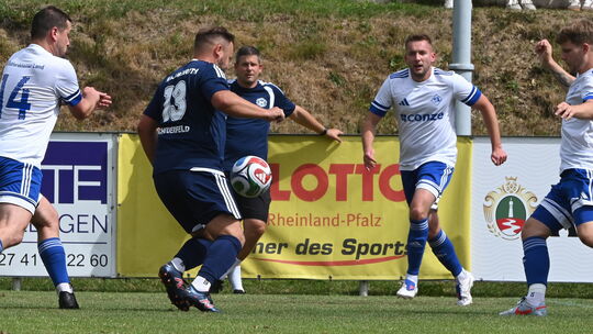 Wallmenroths Sascha Mertens (in Blau am Ball) traf für Wallmenroth zum zwischenzeitlichen 1:0 gegen Hattert. Wallmenroths Sascha Mertens (in Blau am Ball) traf für Wallmenroth zum zwischenzeitlichen 1:0 gegen Hattert.